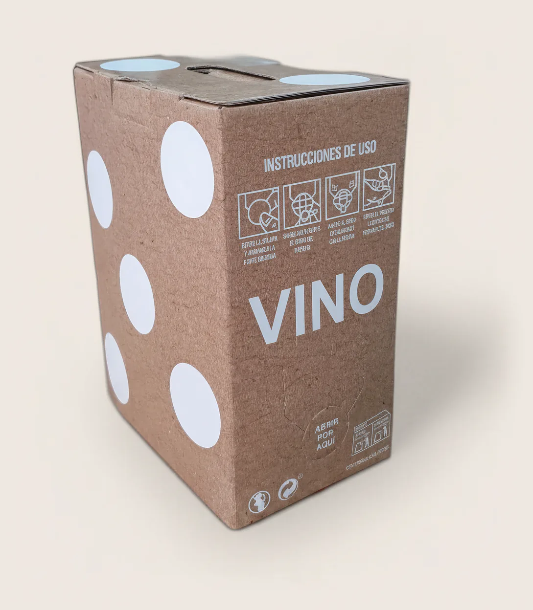Bag in box de vino cerrado, caja de cartón con lunares blancos