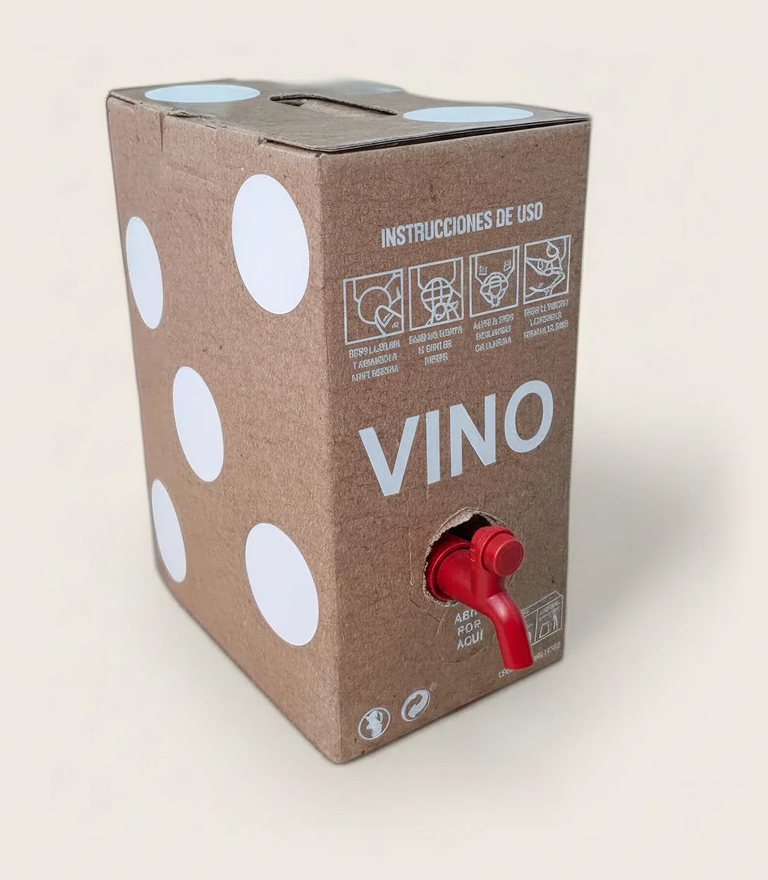 La caja cerrada con el grifo rojo fuera, listo para servir