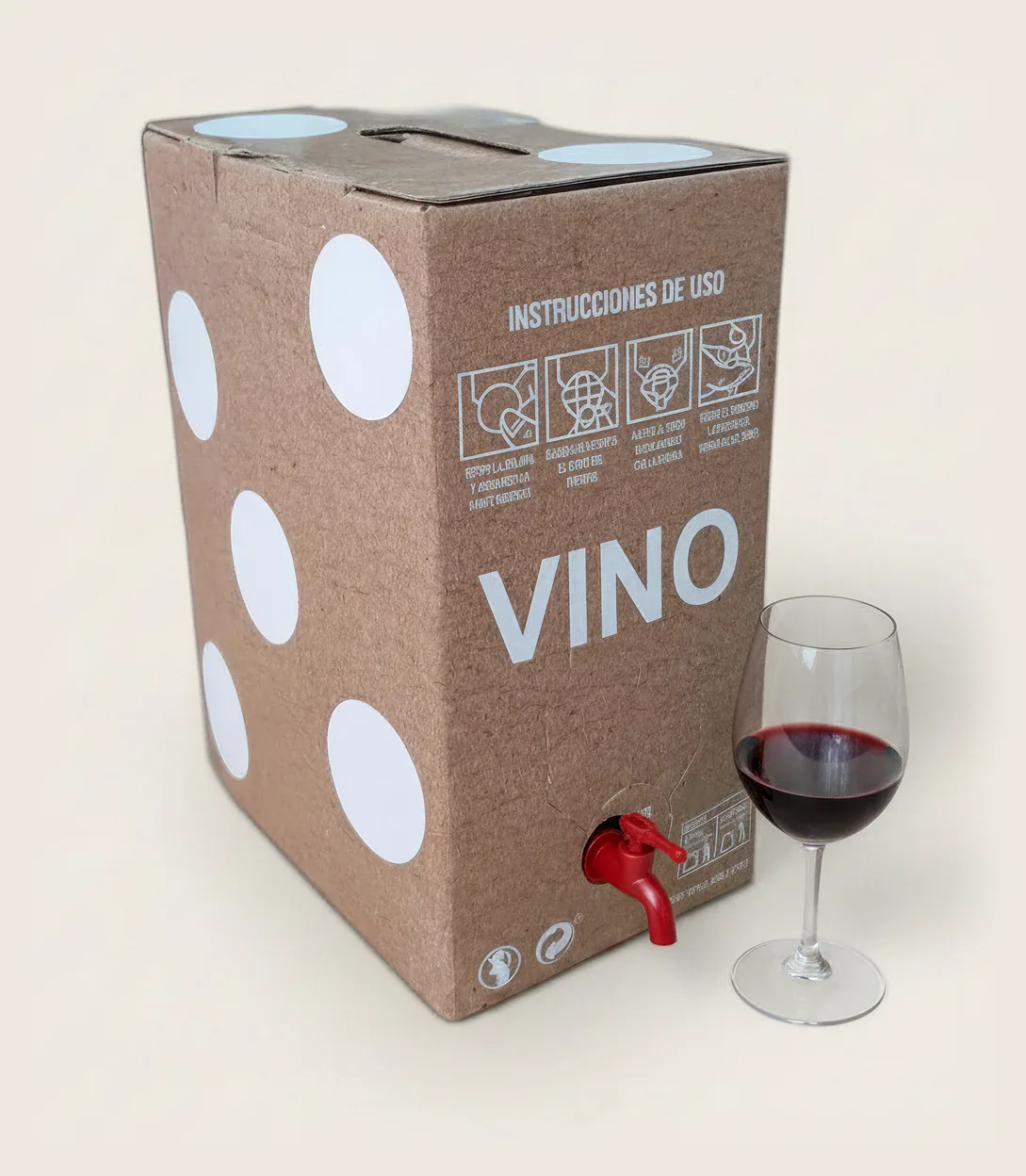 La caja con el grifo fuera y una copa de vino tinto al lado